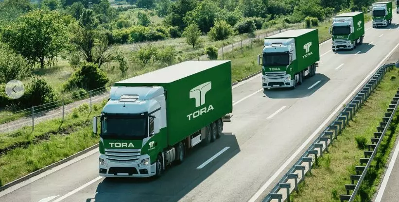 A foto mostra uma parte da frota de caminhões e carretas da empresa Tora, rodando na rodovia