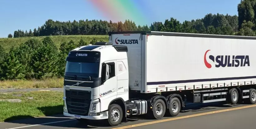 A foto mostra uma carreta da Sulista Logística