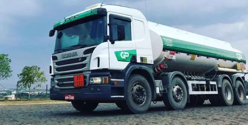 A foto mostra um caminhão da GP Combustíveis