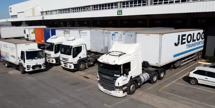 A foto mostra a frota da Jeolog Transportes
