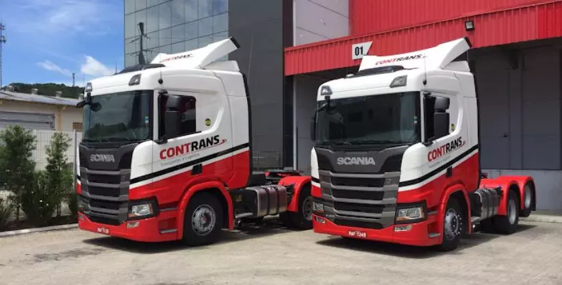 A foto mostra dois cavalos mecânicos da empresa Contrans