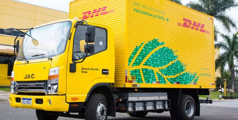 A foto mostra um caminhão da DHL Supply Chain
