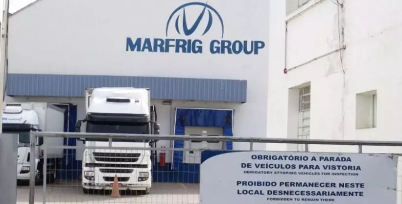 A foto mostra um caminhão da Marfrig em frente ao galpão da empresa