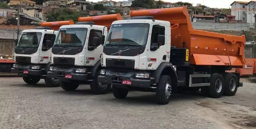 A foto mostra alguns caminhões basculantes da Lafaete Locações
