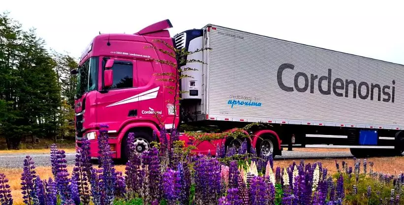 A foto mostra uma carreta da empresa Transportes Cordenonsi