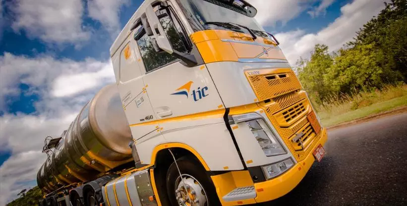 A foto mostra uma carreta da empresa Tic Transportes