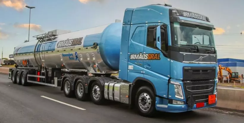 A imagem mostra uma carreta da Irmãos Gral Transportes