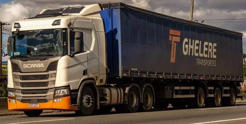 A foto mostra uma carreta da Ghelere Transportes