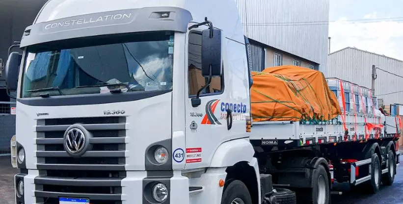 A foto mostra um caminhão da Conecta Transportes