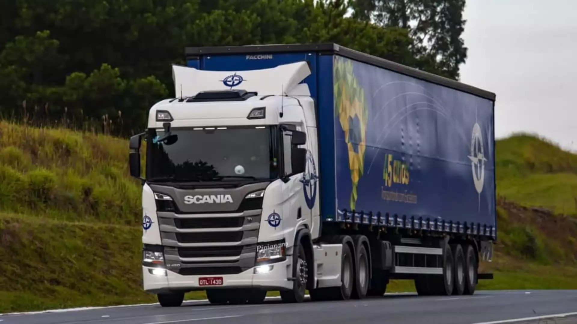 A foto mostra a carreta da Transportadora Transbrasiliana