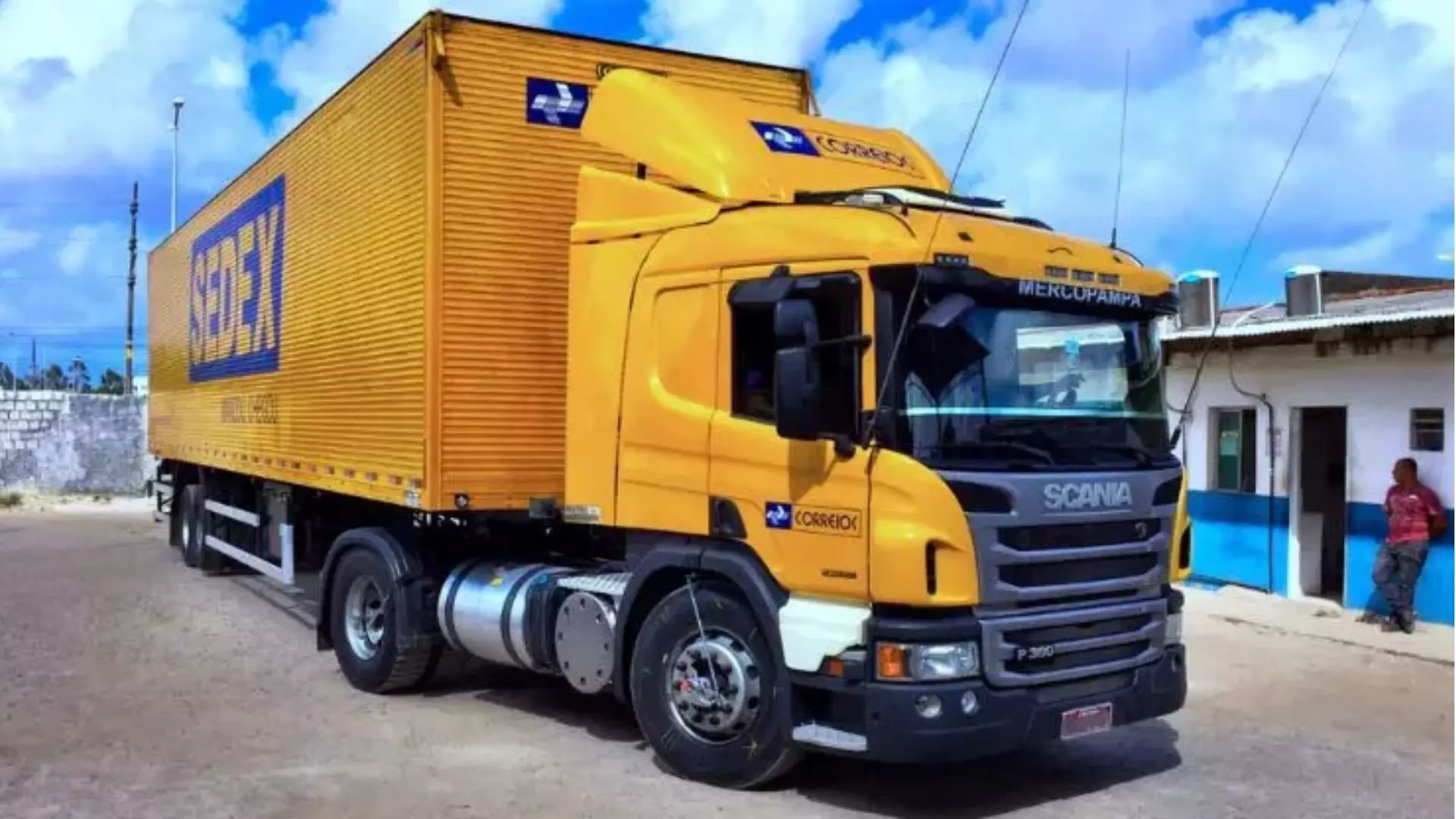 A foto mostra uma carreta da empresa Mercopampa Transportes