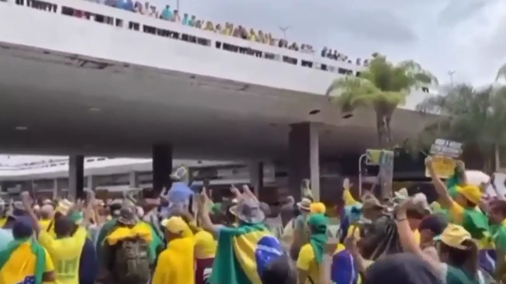 Vídeo: Manifestantes marchando em direção ao Congresso Nacional