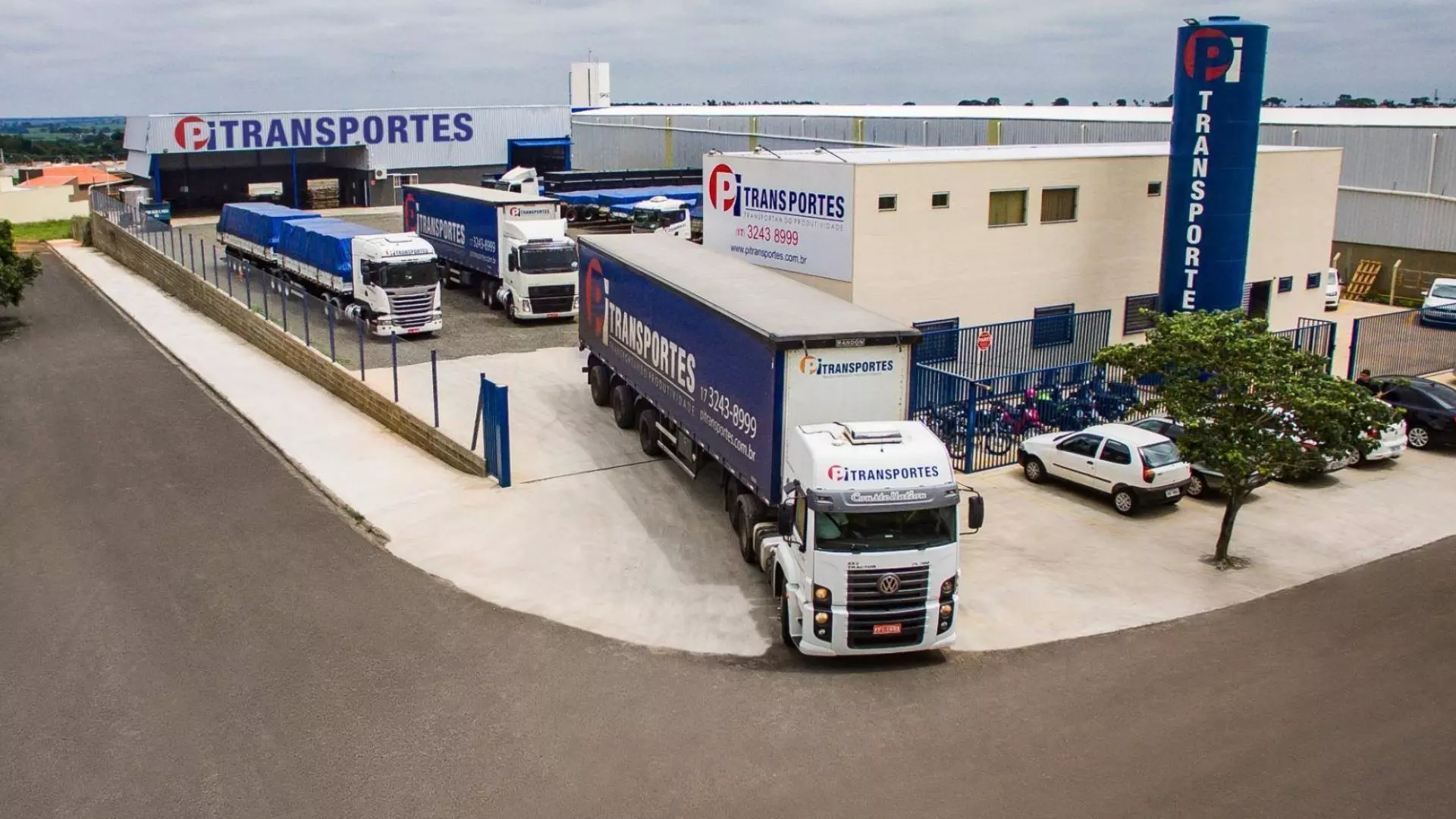 A foto mostra a frota e garagem da empresa PI Transportes