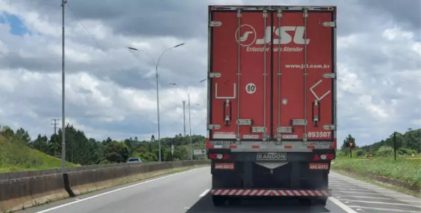 A foto mostra um caminhão da JSL