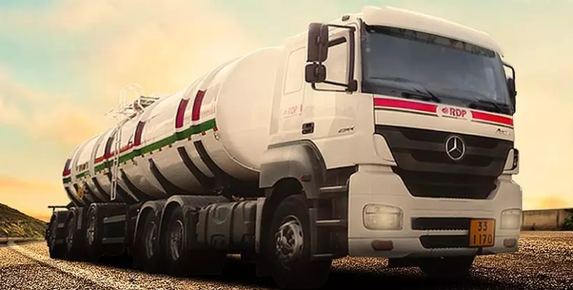 A foto mostra uma carreta da RDP Petróleo
