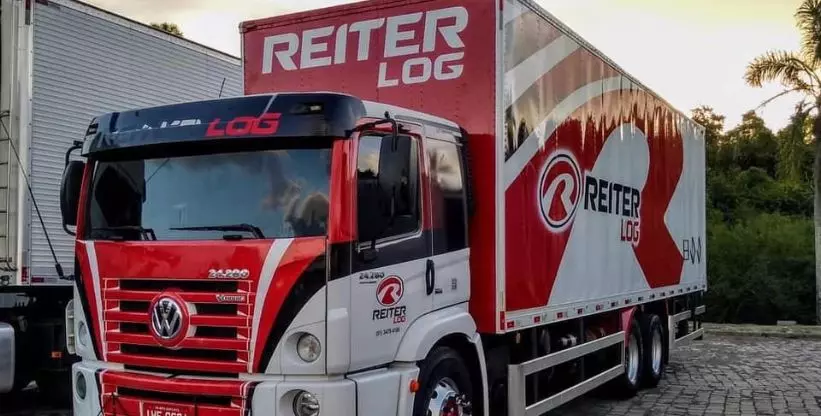 A foto mostra um caminhão da Reiter Log