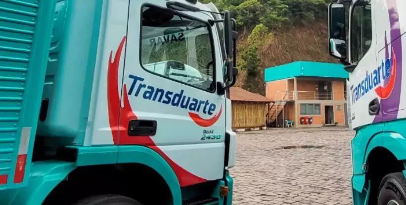 A foto mostra um caminhão da Transduarte