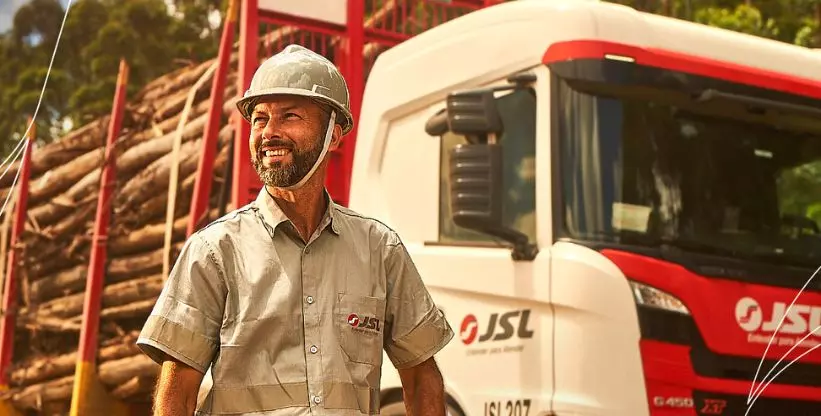 A foto mostra um motorista da JSL em frente a um tritrem