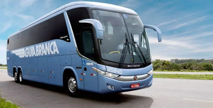 A foto mostra um ônibus da empresa Águia Branca