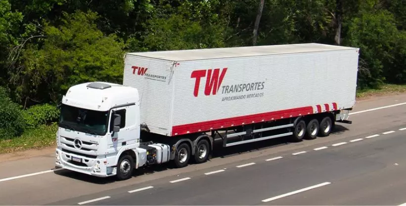 A foto mostra uma carreta da TW Transportes