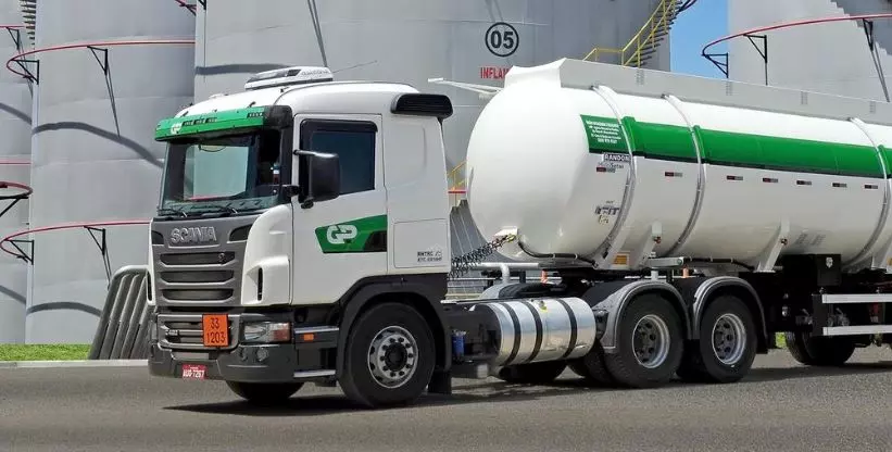 A foto mostra uma carreta bitrem da GP Combustíveis