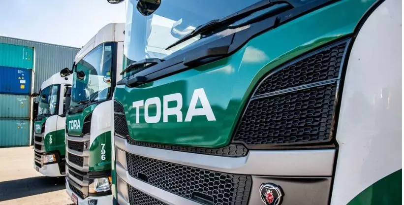 A foto mostra parte da frota de caminhões da Tora