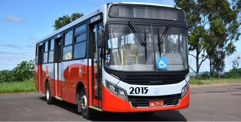 A foto mostra um ônibus da Viação Sorriso de Marilia