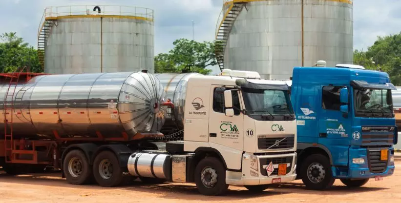 A foto mostra duas carretas da CBA - Companhia Brasileira de Asfaltos