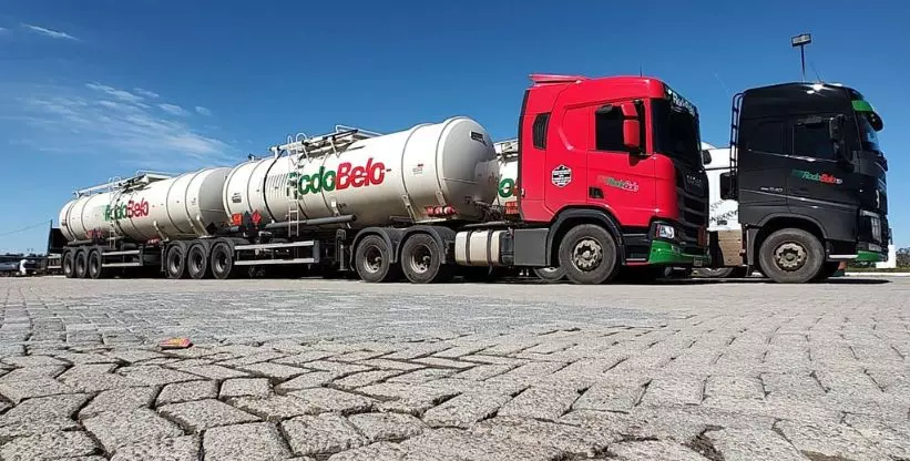 A foto mostra duas carretas da Rodobelo Transportes