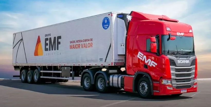 A foto mostra uma carreta da EMF Logística