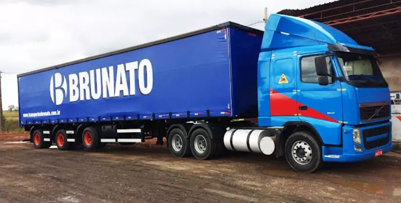 A foto mostra uma carreta da Brunato Transportes