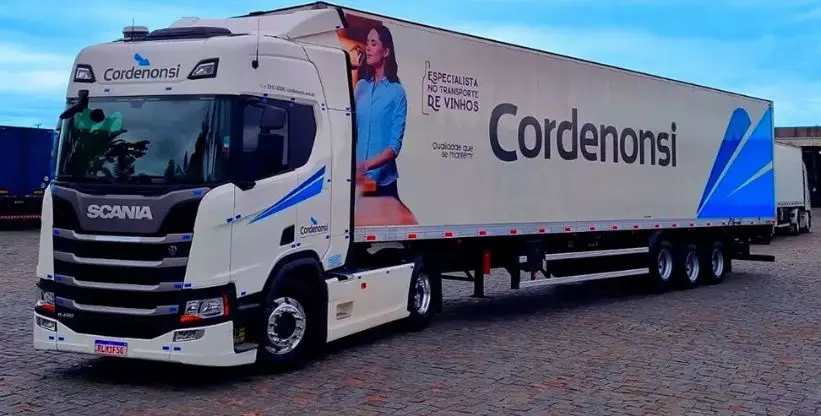 A foto mostra uma carreta da Transportes Cordenonsi