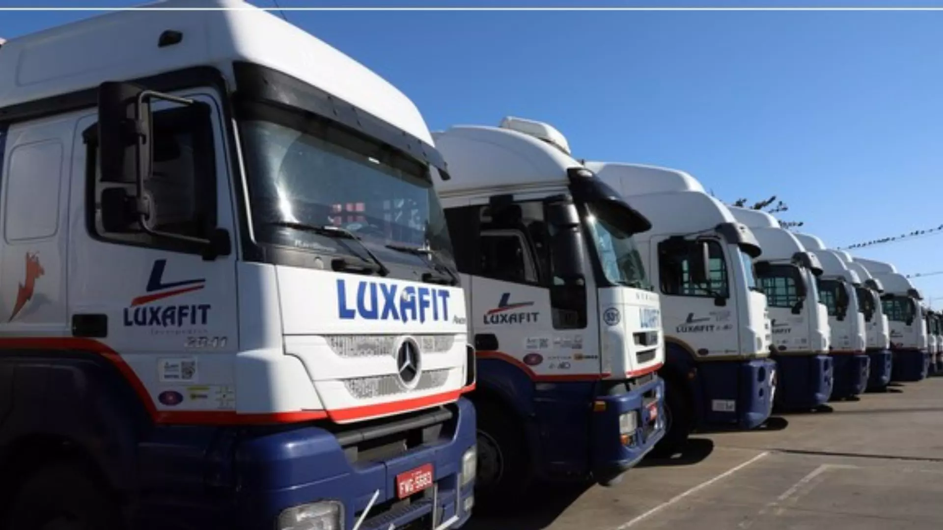 A foto mostra a frota da Luxafit Transportes