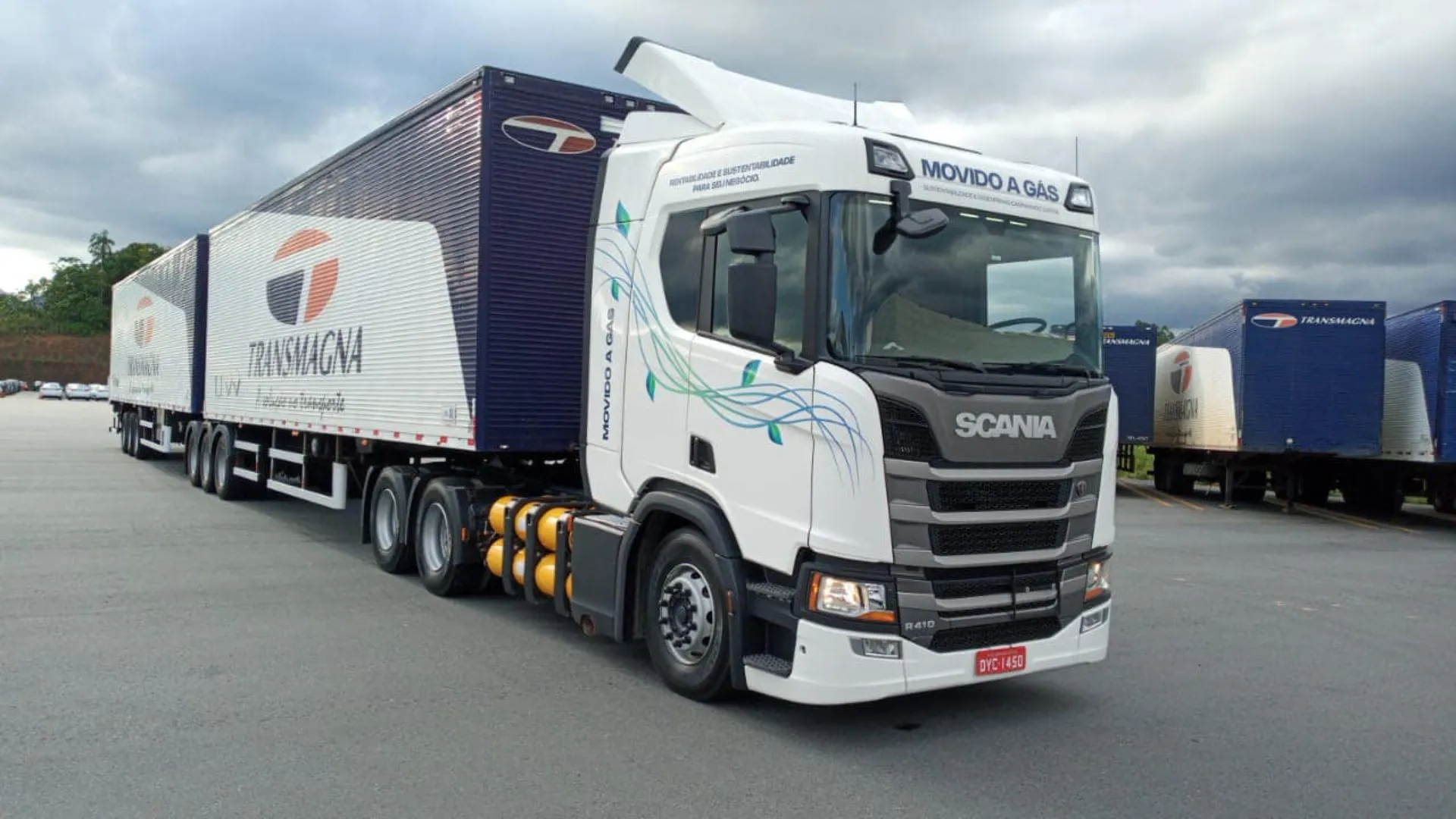 A foto mostra uma carreta da Transmagna