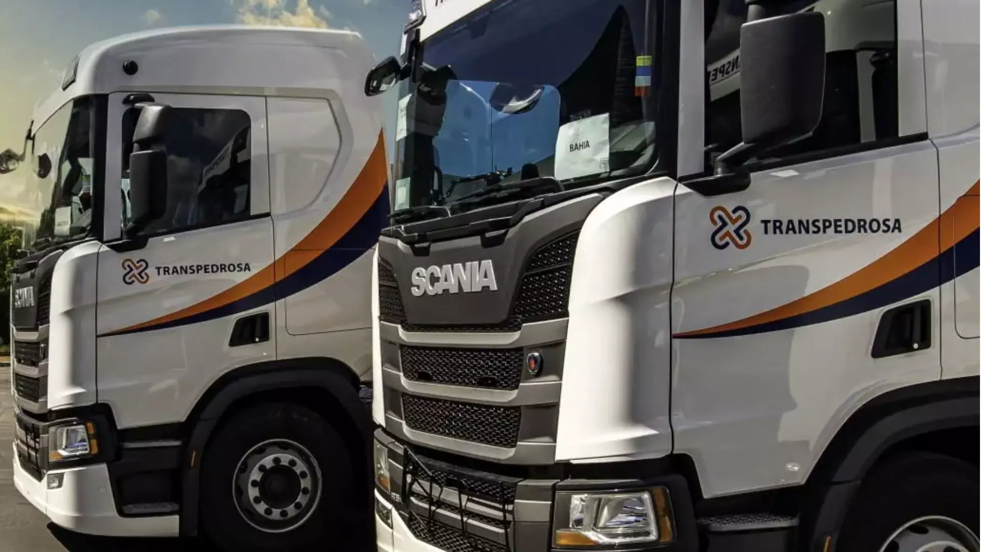 A foto mostra a cabine de dois caminhões Scania da Transpedrosa