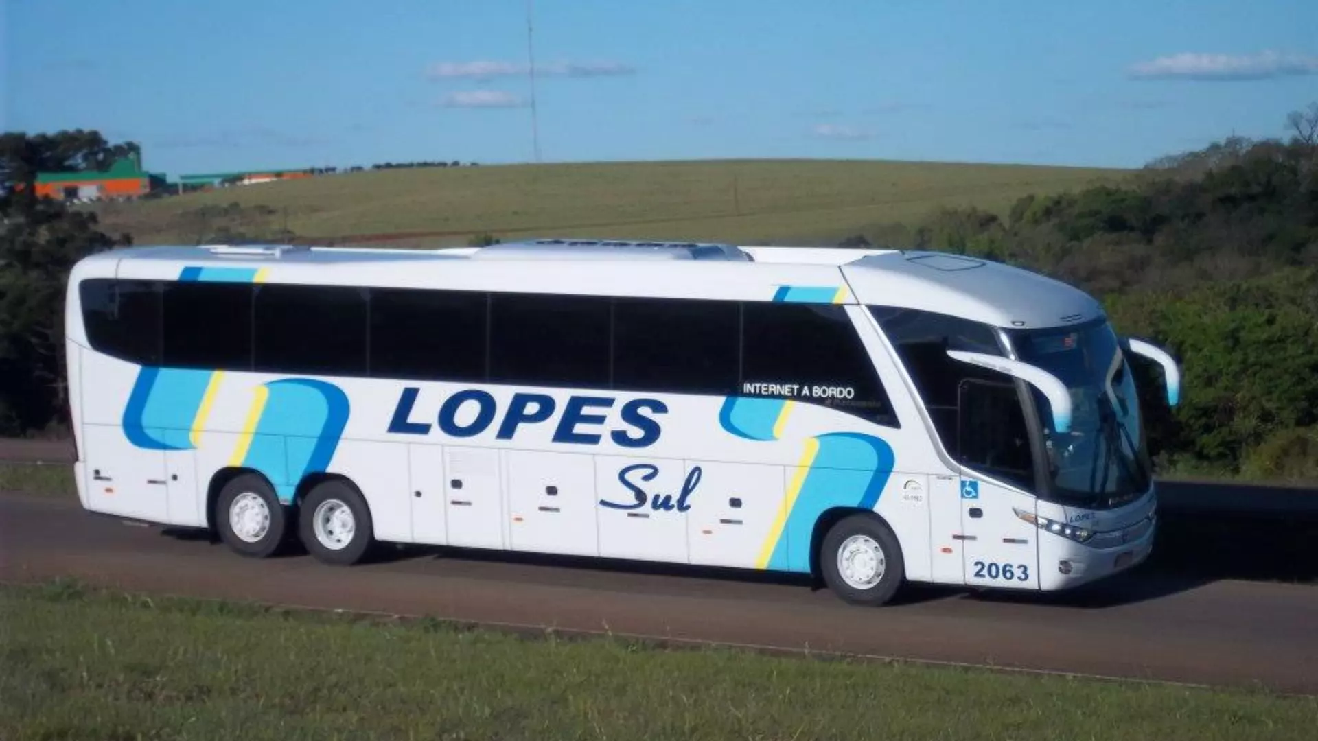 A foto mostra um ônibus da Lopesul
