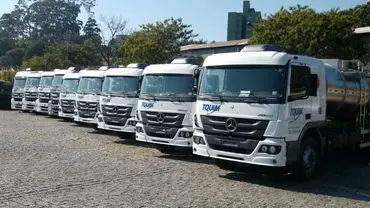 A foto mostra a frota de caminhões da Tquim Transportes