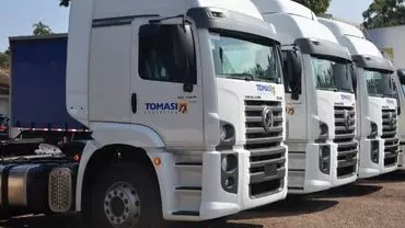A foto mostra a frota de caminhões da Tomasi Logística