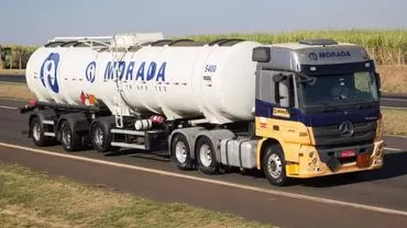 A foto mostra uma carreta da Morada Logística