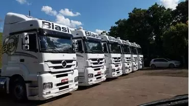 A foto mostra uma parte da frota de carretas da Biasi Tanques