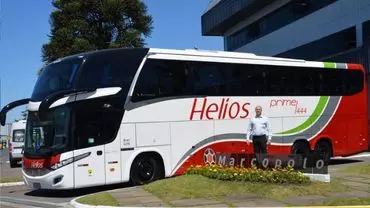 A foto mostra um ônibus da Helios Coletivos