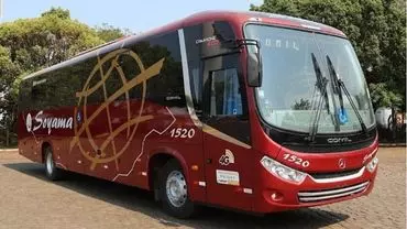 A foto mostra um ônibus da Soyama Turismo