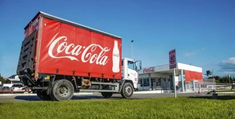 A foto mostra um caminhão da Coca-Cola Bandeirantes