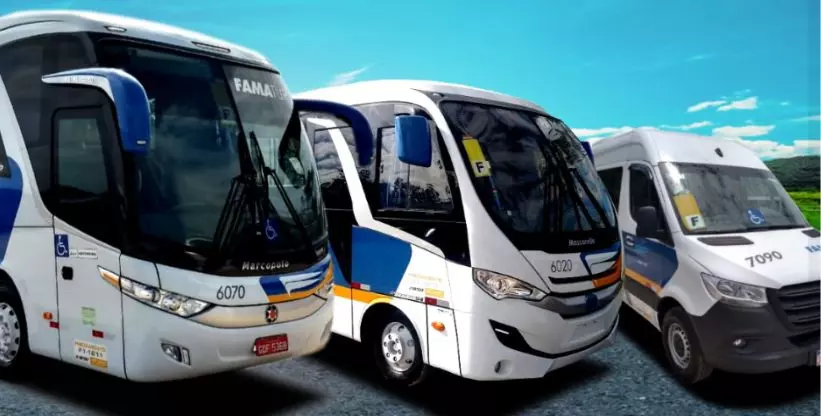 A foto mostra um ônibus, micro-ônibus e van