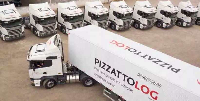 A foto mostra caminhões da Pizzattolog