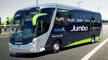 A foto mostra um ônibus da Jumbo Turismo