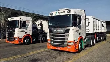 A foto mostra duas carretas da Repel Cargas
