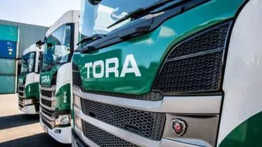 A foto mostra a frente das cabines de 3 caminhões da empresa Tora Transportes