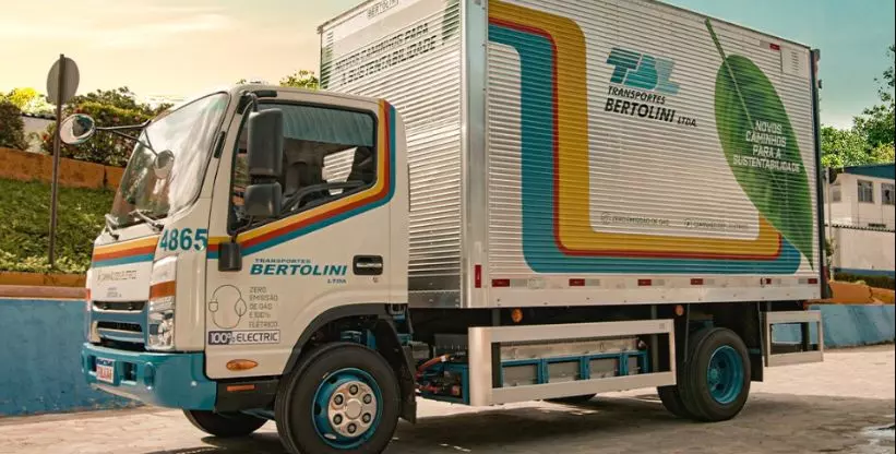 A foto mostra um caminhão da Transportes Bertolini
