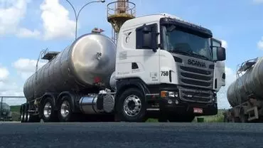 A foto mostra uma carreta da Transportadora Isogama